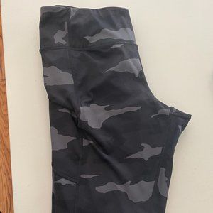 Athleta Camo Contender 7/8 Legging S